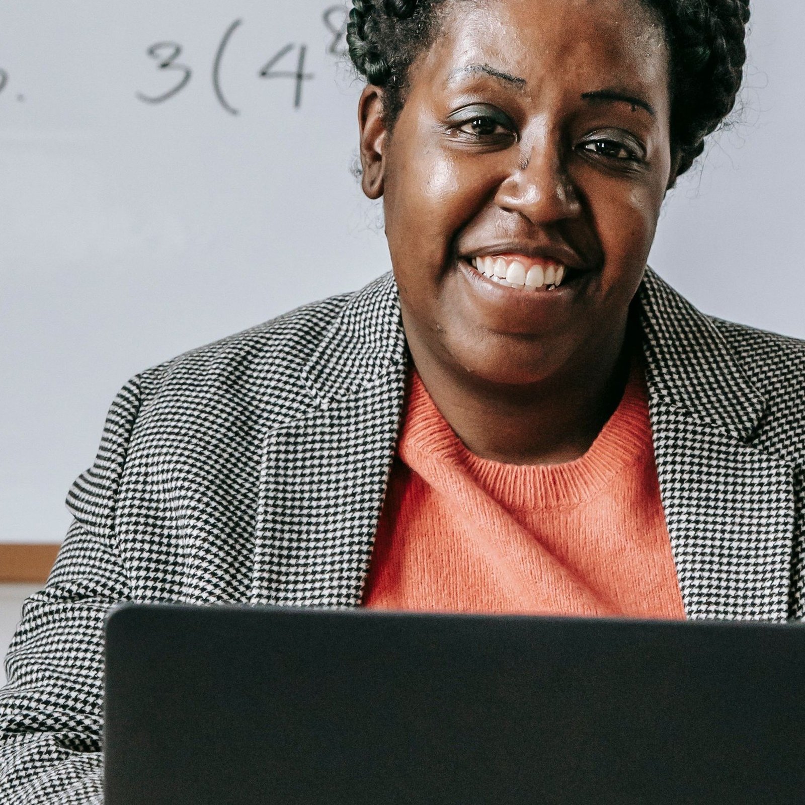 Une directrice gère son école sur Logeco School Classic