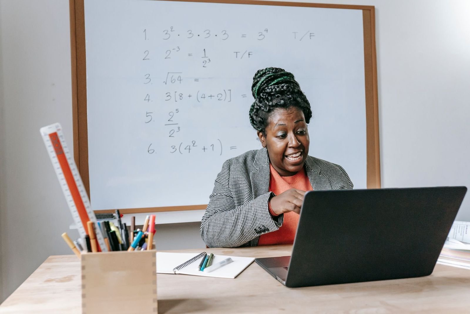 Une responsable d'établissement travaille sur son ordinateur